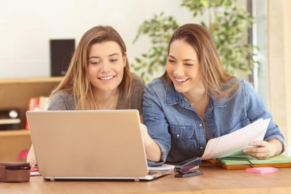 Sesión de análisis comparativo de empresas con soporte de instructor